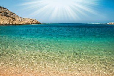 Doğa backgrou üzerinde kum ile güzel şık plaj deniz suyu