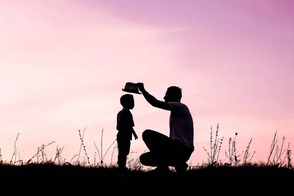 Счастливый родитель с детьми, играющими на природе летний силуэт — стоковое фото