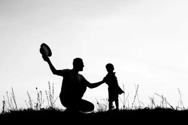 Pai feliz com crianças brincando na natureza silhueta de verão — Fotografia de Stock