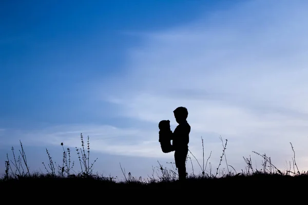 Niños felices jugando en la silueta de verano de la naturaleza — Foto de Stock