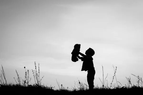 Doğa yaz silueti üzerinde oynayan mutlu çocuklar — Stok fotoğraf