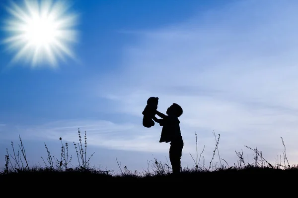 Bambini felici che giocano sulla silhouette estiva della natura — Foto Stock