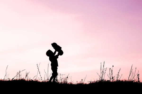 Glada barn som leker på naturen sommarsiluett — Stockfoto