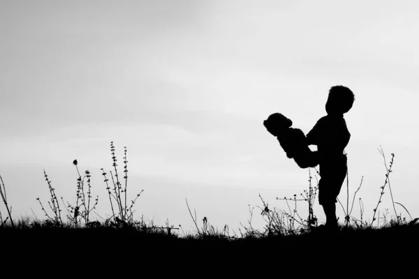 Niños felices jugando en la silueta de verano de la naturaleza —  Fotos de Stock