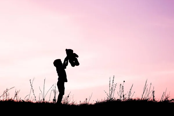 Glada barn som leker på naturen sommarsiluett — Stockfoto