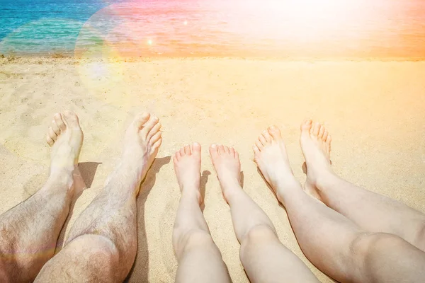 De belles jambes élégantes sur le fond de la mer — Photo