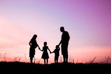 Mutlu aile doğada oynuyor yaz siluetinde