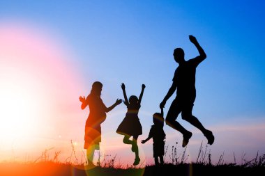 Mutlu aile doğada oynuyor yaz siluetinde