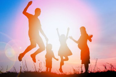 Mutlu aile doğada oynuyor yaz siluetinde