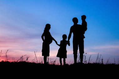Mutlu aile doğada oynuyor yaz siluetinde