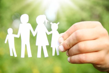 Bir arka plan belgesinde ailenin ellerinde.