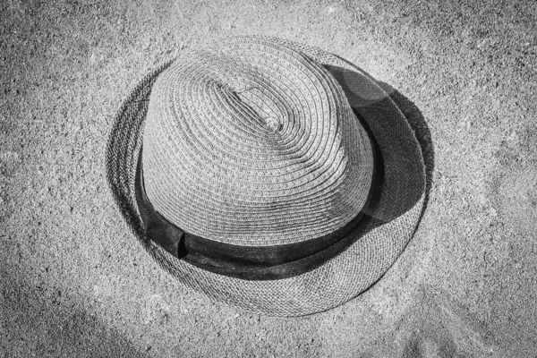 Κομψό όμορφο καπέλο στην άμμο ακτή της θάλασσας φόντο — Φωτογραφία Αρχείου
