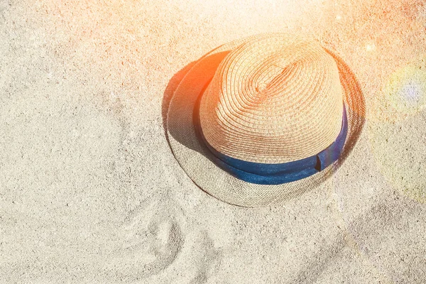 Stijlvolle mooie hoed op de zandkust van de zee achtergrond — Stockfoto