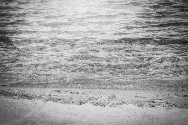 Красиво стильный пляж с морской водой с песком на природе backgrou — стоковое фото