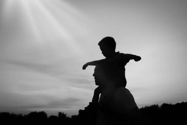 Pai feliz com crianças brincando na natureza silhueta de verão — Fotografia de Stock