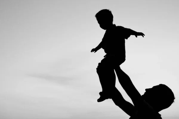 Parent heureux avec des enfants jouant sur la nature silhouette d'été — Photo