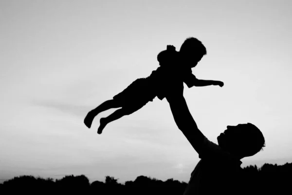 Parent heureux avec des enfants jouant sur la nature silhouette d'été — Photo