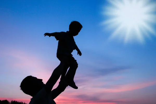 Parent heureux avec des enfants jouant sur la nature silhouette d'été — Photo