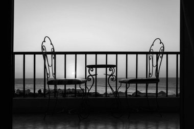 Deniz kıyısında deniz arka plan üzerinde sandalye çok güzel siluet