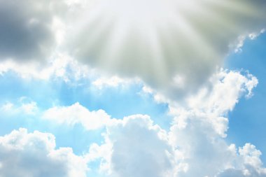 Mavi gökyüzüne karşı fantastik yumuşak beyaz bulutlar
