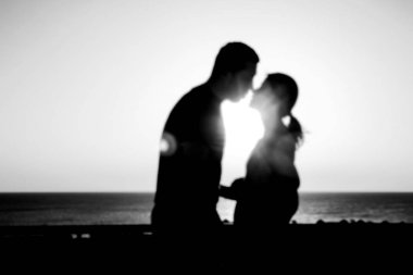 Doğa arka plan boyama Mutlu hamile çift siluet