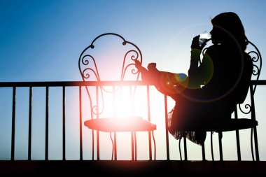 Deniz siluet arka plan zamanda güzel kız