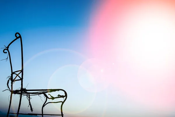 Mooie stoel silhouet op natuur woestijn achtergrond — Stockfoto