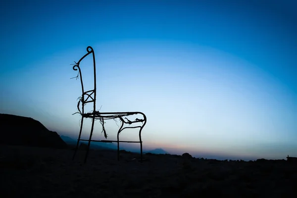 Vacker stol silhuett på natur öken bakgrund — Stockfoto