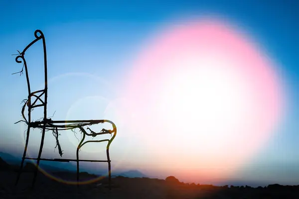 Vacker stol silhuett på natur öken bakgrund — Stockfoto