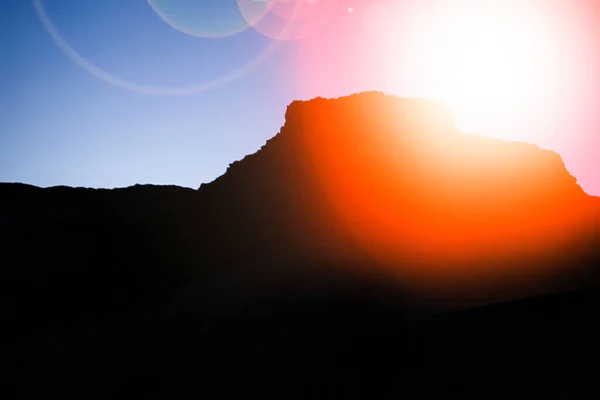 Hermosa silueta de un fondo desierto de montaña —  Fotos de Stock