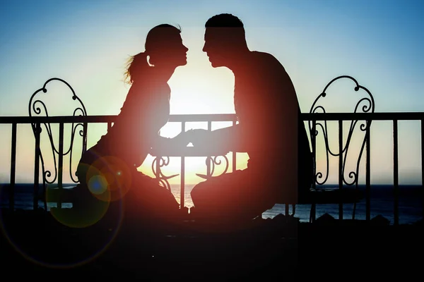 Hermosa silueta de pareja en la naturaleza cerca del mar en un bac grieta —  Fotos de Stock