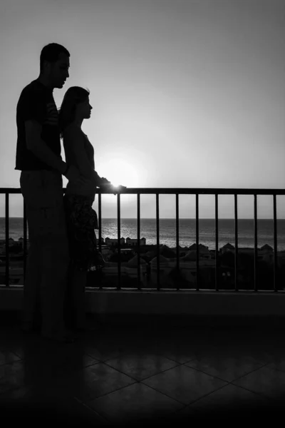 Bella silhouette coppia sulla natura vicino al mare su una spaccatura bac — Foto Stock