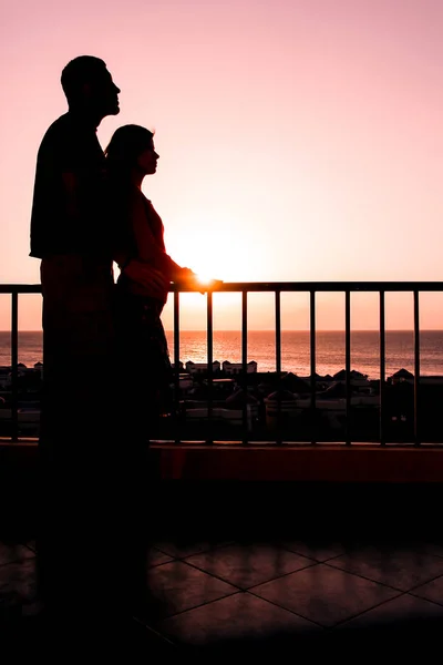 Schönes Paar Silhouette in der Natur in der Nähe des Meeres auf einem Graben bac — Stockfoto