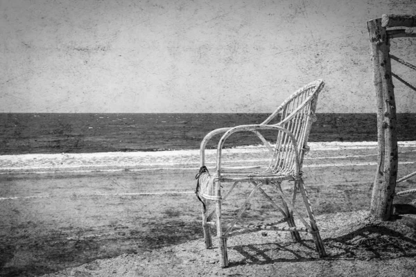 Foto antigua Elegantemente hermosa silla en el paisaje de la naturaleza del mar — Foto de Stock