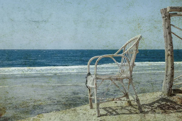 Stare zdjęcie stylowo piękne krzesło na morzu przyrody krajobrazu — Zdjęcie stockowe