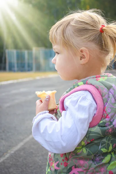 Happy child eating ice cream on the nature park in the city — Stock Photo, Image