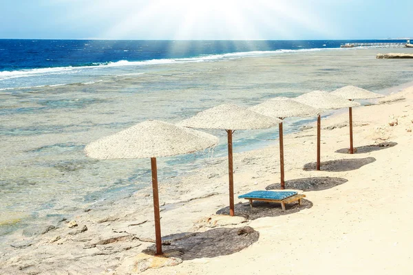 Hermosas vacaciones en la orilla del mar en el paisaje de la naturaleza fondo — Foto de Stock