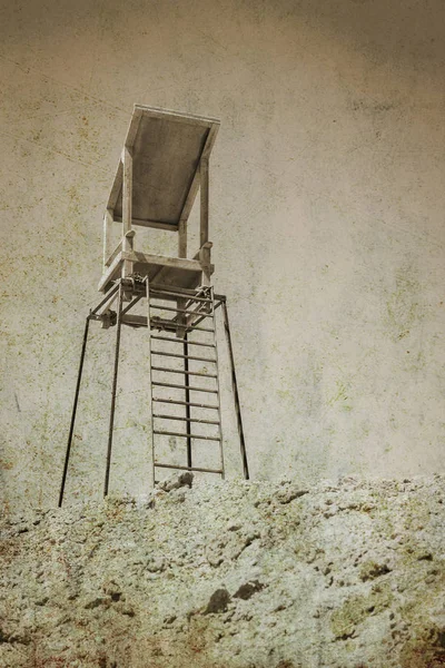 Foto vieja hermosa torre de reloj alto en la naturaleza de la orilla del mar de nuevo — Foto de Stock