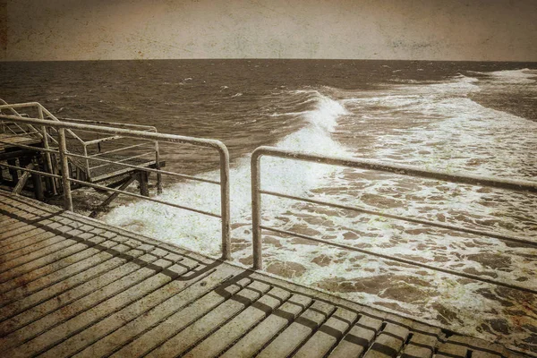 Gamla foto snygg vacker brygga på havet för fartyg bakgrund — Stockfoto
