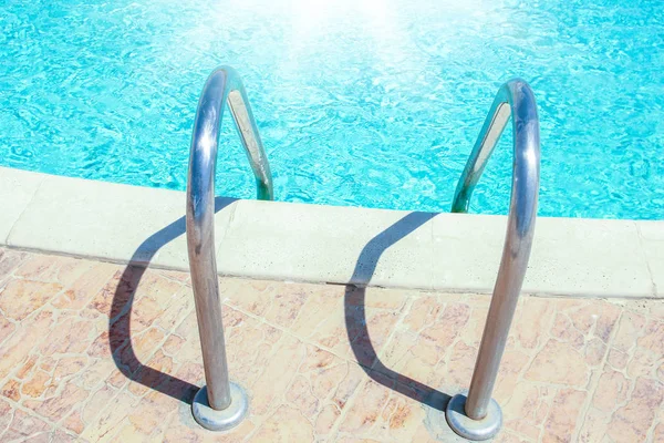 Escalera bellamente elegante pasos en una piscina en la naturaleza —  Fotos de Stock