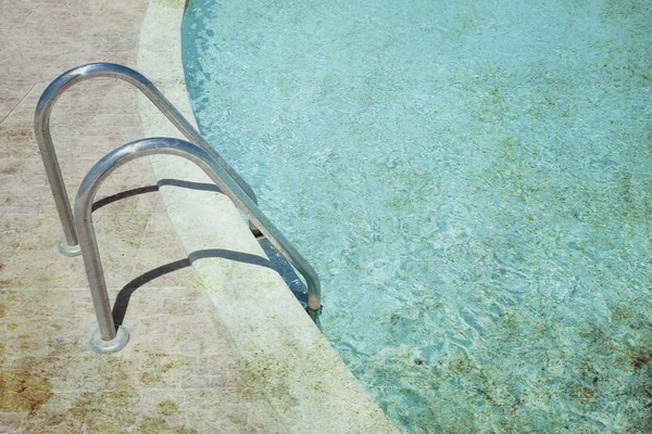 Foto antigua escaleras bellamente elegantes pasos en una piscina —  Fotos de Stock
