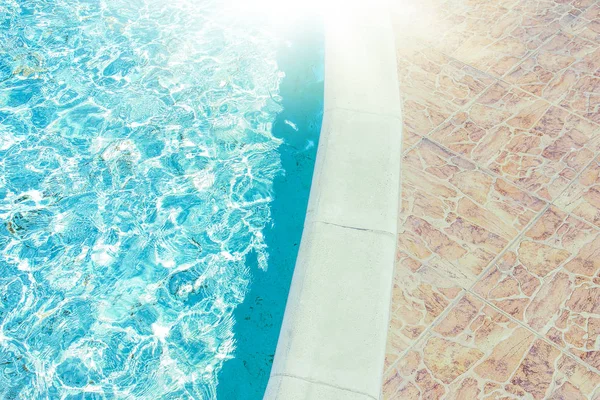Bela piscina no hotel à beira-mar no fundo do parque — Fotografia de Stock