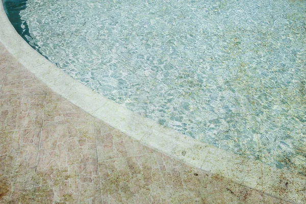 Altes Foto schönes Schwimmbad am Hotel am Meer im Park b — Stockfoto