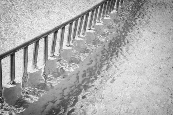 Foto antigua Hermosa piscina en el hotel junto al mar en el parque b — Foto de Stock