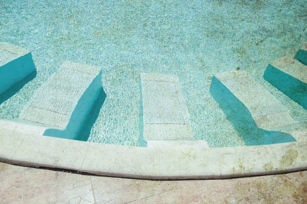 Vieille photo Belle piscine à l'hôtel bord de mer dans le parc b — Photo