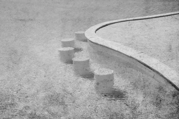 Foto antigua Hermosa piscina en el hotel junto al mar en el parque b — Foto de Stock