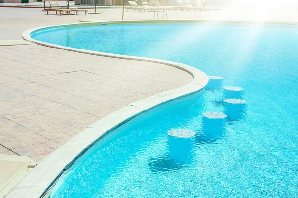 Beautiful swimming pool at the seaside hotel in park background — Stock Photo, Image