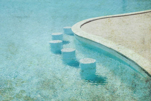 Παλιά φωτογραφία όμορφη πισίνα στο παραθαλάσσιο ξενοδοχείο στο Park b — Φωτογραφία Αρχείου