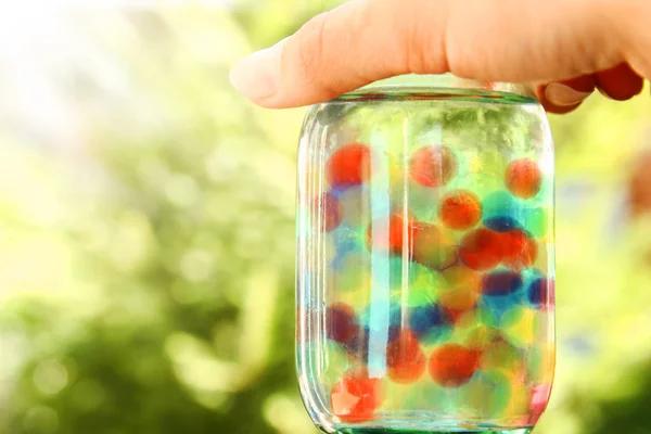 Bonito fondo de bolas de diferentes colores en las manos —  Fotos de Stock