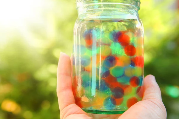 Bonito fondo de bolas de diferentes colores en las manos —  Fotos de Stock